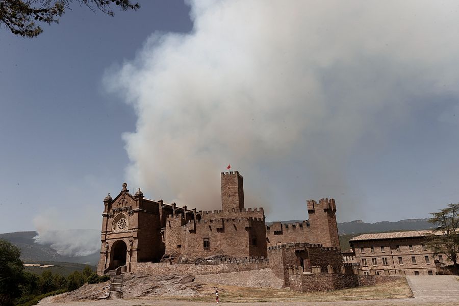 Vista general del incendio, próximo al monasterio de Leyre (Navarra)