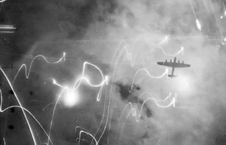 Aviones británicos sobrevuelan Hamburgo y lanzan bengalas para iluminar la noche: así, el bombardeo sería más efectivo y mortífero