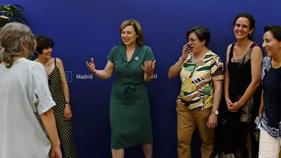 La vicepresidenta de la Comisión Europea junto a un grupo de mujeres