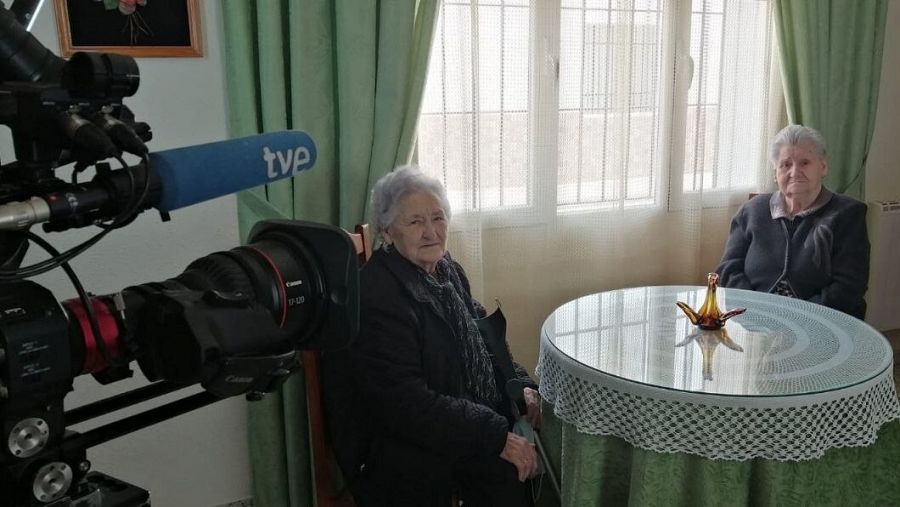 Felicidad, de 83 años, y Juliana, de 94, hablan sentadas alrededor de una mesa