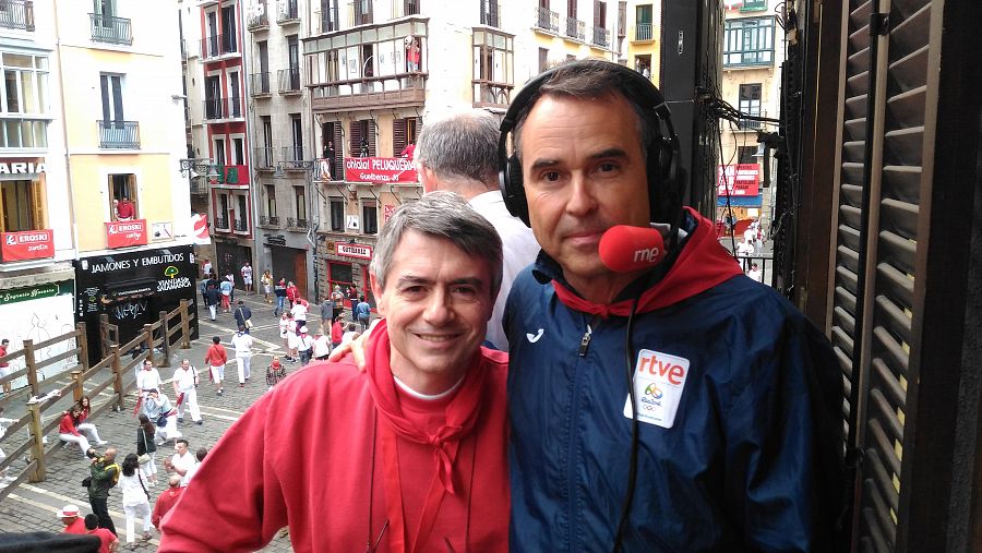 Javier Izu, narrador de los encierros de San Fermín, y Ángel Albéniz, técnico de sonido de RNE