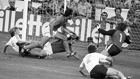 Paolo Rossi anota el 1-0 ante Alemania en la final del Mundial 82.