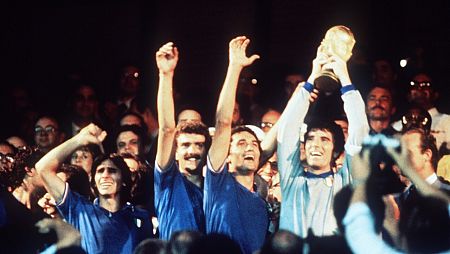 El portero Dino Zoff levanta la Copa de Campeón del Mundo en el Bernabéu.