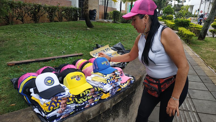 Lilia, vendedora de gorras y camisetas de Rodolfo Hernández