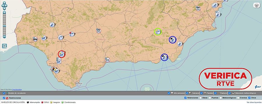 Mapa de la DGT del estado de las carreteras en Andalucía el 19 de junio. En rojo, las retenciones en la AP-4. En azul, los cortes totales en Almería. En verde, las retenciones en Granada por el vuelco de un camión con el sello VerificaRTVE