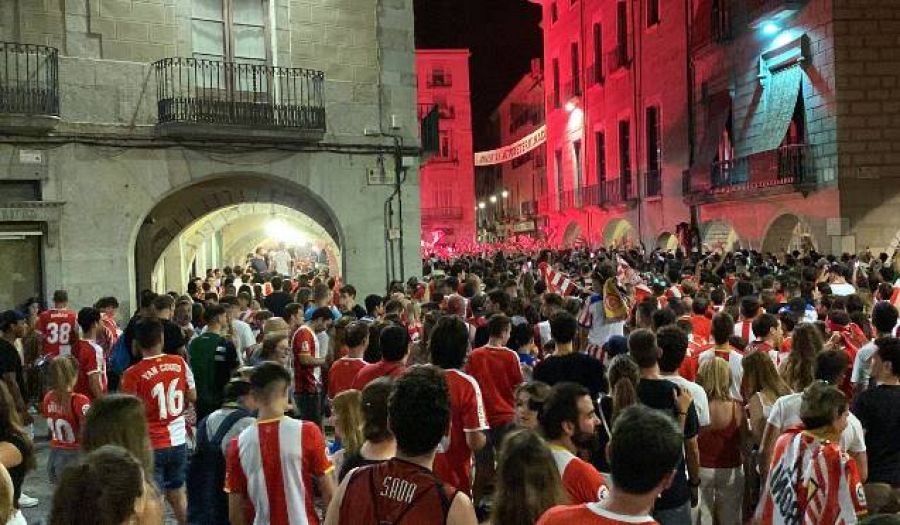 Girona es tenyeix de vermell