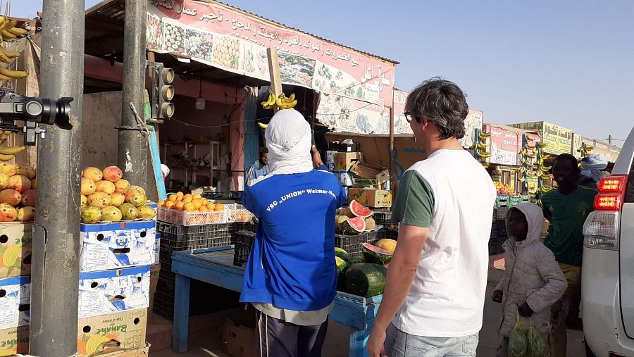 Cirujano paseando por un mercado de comida en Nuakchot, Mauritania