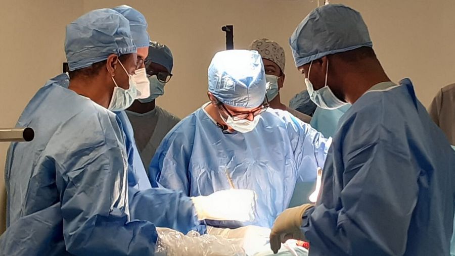 Cirujanos dentro de un quirófano operando a una mujer