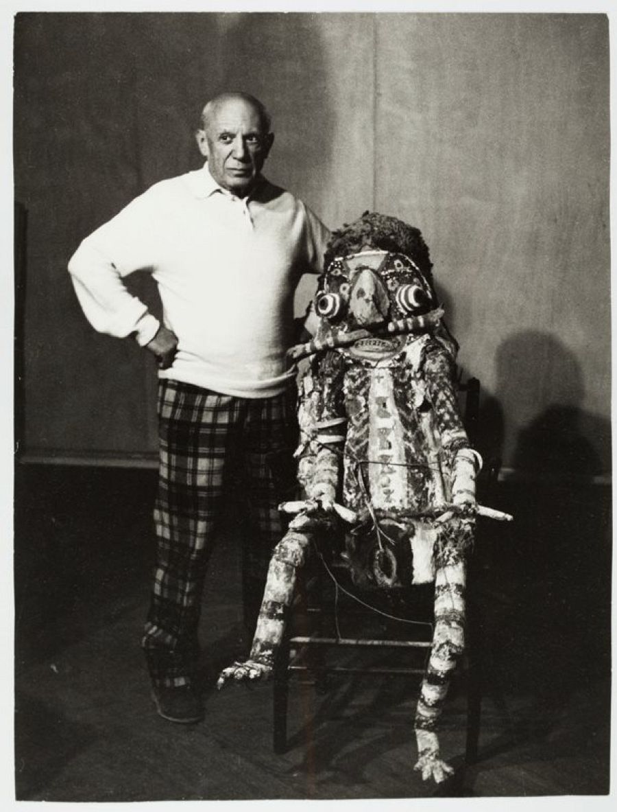 Pablo Picasso con la escultura Peinado de ceremonia «Nevinbumbaau» que Henri Matisse regaló a Picasso, 1956 o 1957. Lucien Clergue.