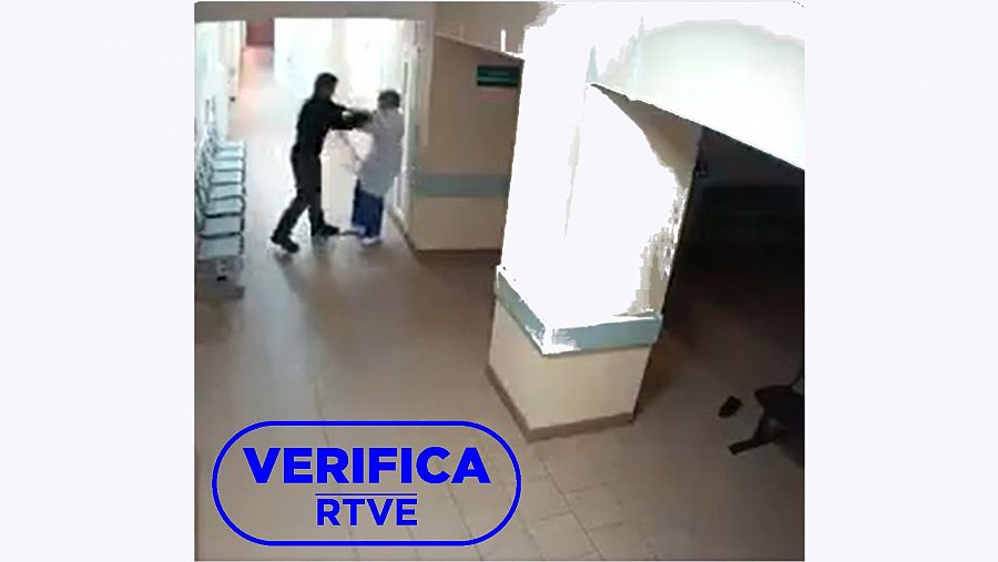 Captura del vídeo de la agresión en un hospital difundido en redes con el sello: VerificaRTVE