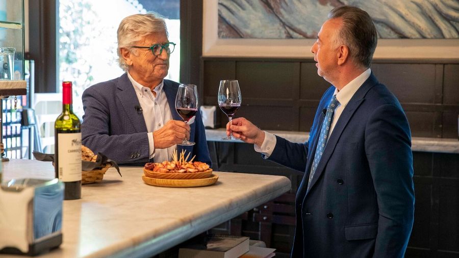 El veterano locutor brinda con el director de Plano General