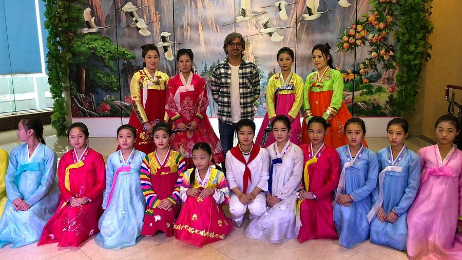 Cirujano rodeado de mujeres con trajes tradicionales en Corea del Norte
