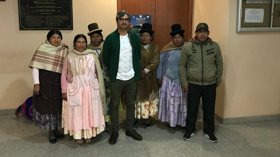 Cirujano rodeados de familiares de un paciente