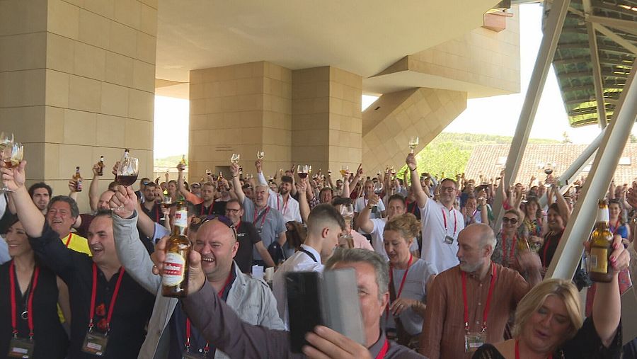 Decenas de turistas durante la Fiesta del chuletón en la localidad alavesa de Elciego.