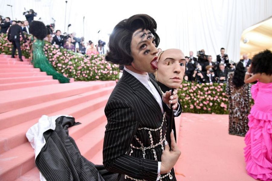 Ezra Miller en una de sus extravagantes apariciones en la alfombra roja