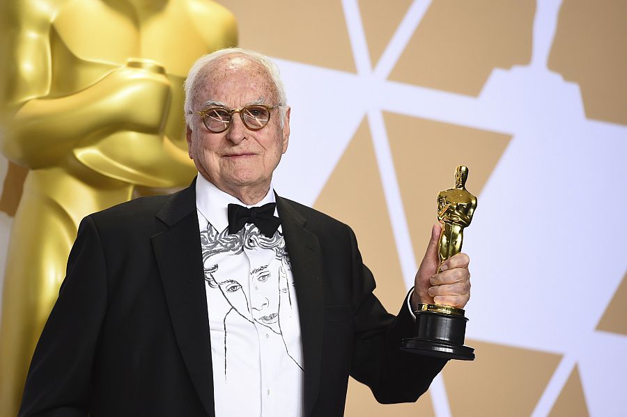 James Ivory con su premio Oscar