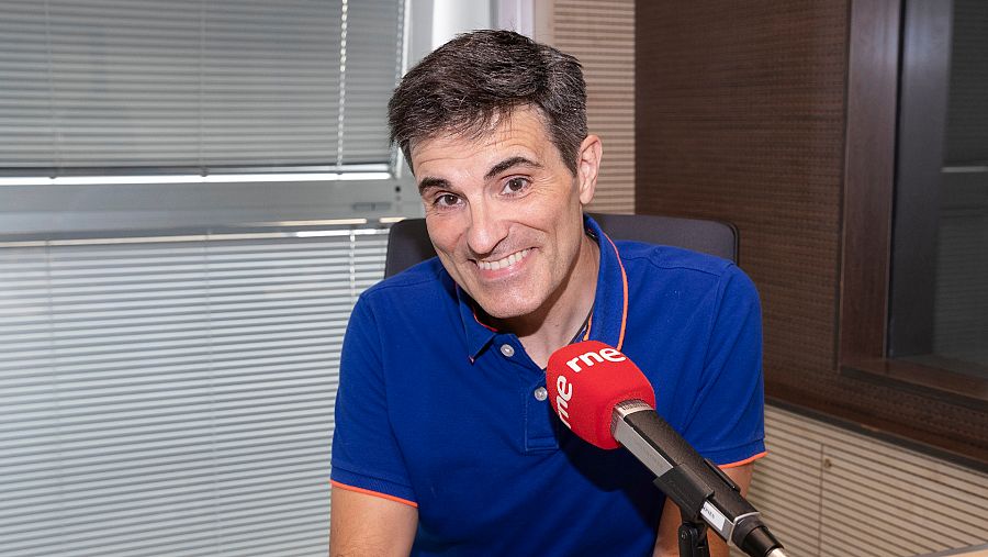 Luis Larrodera en los estudios de RNE