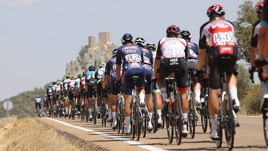 Un pelotón de ciclistas en la Vuelta a España