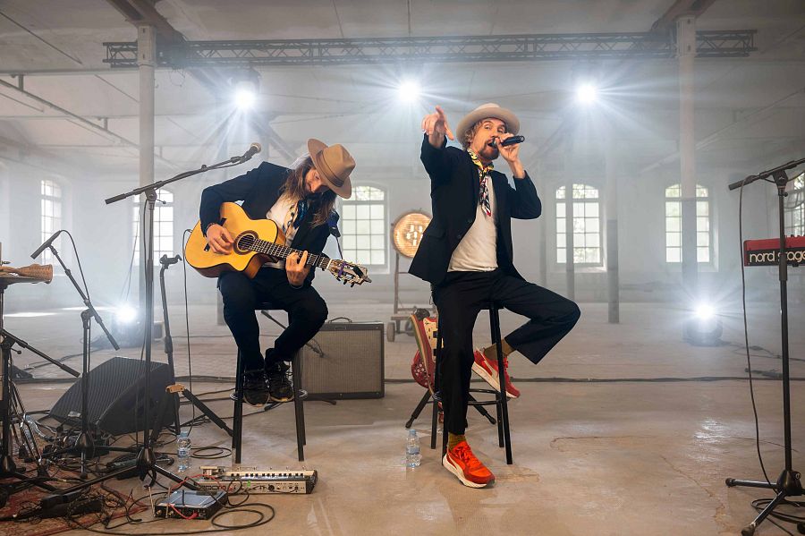 Macaco i el guitarrista de la banda tocant a 'Efecte Collins'