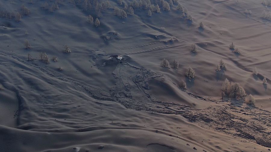 Una vivienda, prácticamente enterrada por la ceniza expulsada por el volcán de La Palma.