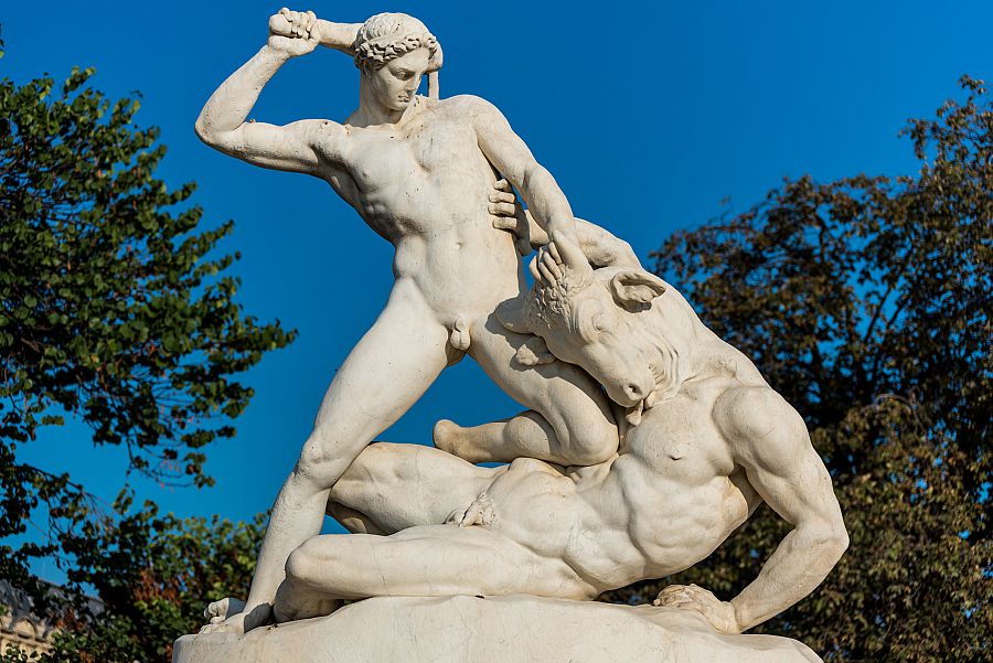 Estatua de Hércules y el Minotauro en los jardines de Tullerías, en París. 