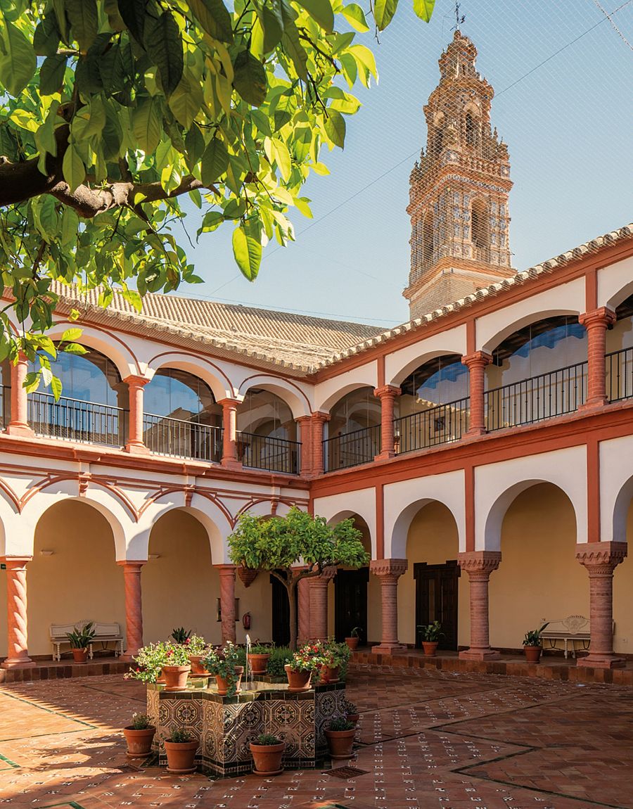 La muestra permanente está instalada en el antiguo convento de Santa Clara, un edificio del S.XVI, en Coria del Río