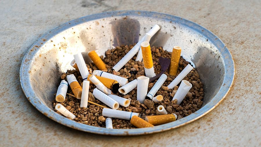 Cenicero con colillas