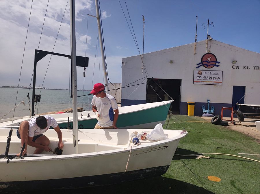 Juan Carlos supervisa el trabajo de Andrés en la escuela de vela 'El Trocadero', Puerto Real (Cádiz).