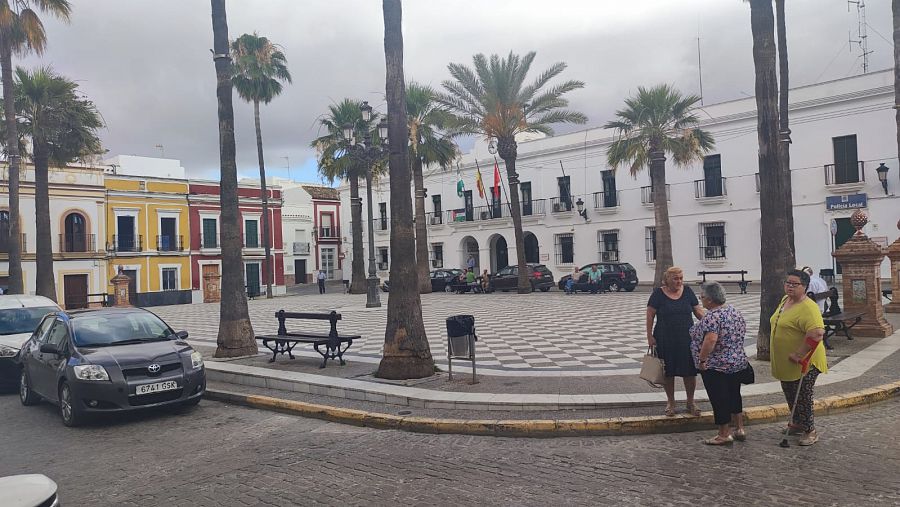 Unas vecinas charlan en la plaza de España de Trebujena (Cádiz).