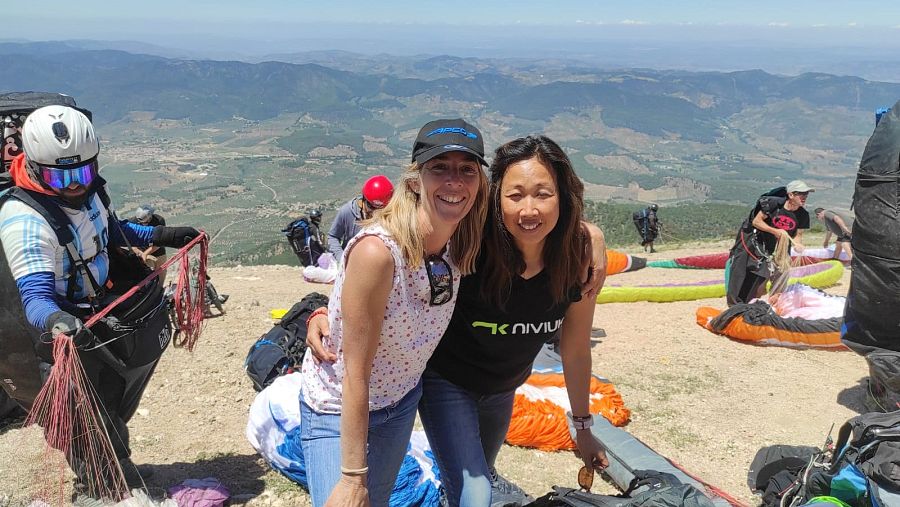 Las parapentistas Maite Moreno y Emiko Morota durante el rodaje de Objetivo Igualdad