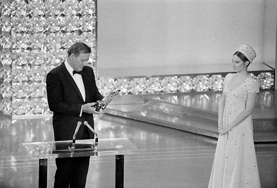 John Wayne recibe un Oscar