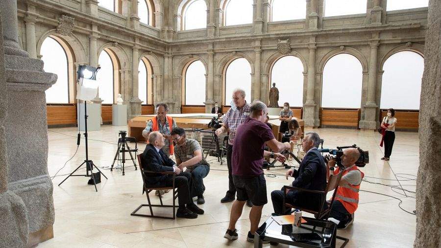 El equipo del programa Plano general prepara la entrevista con Javier Solana en una de las salas del Museo del Prado