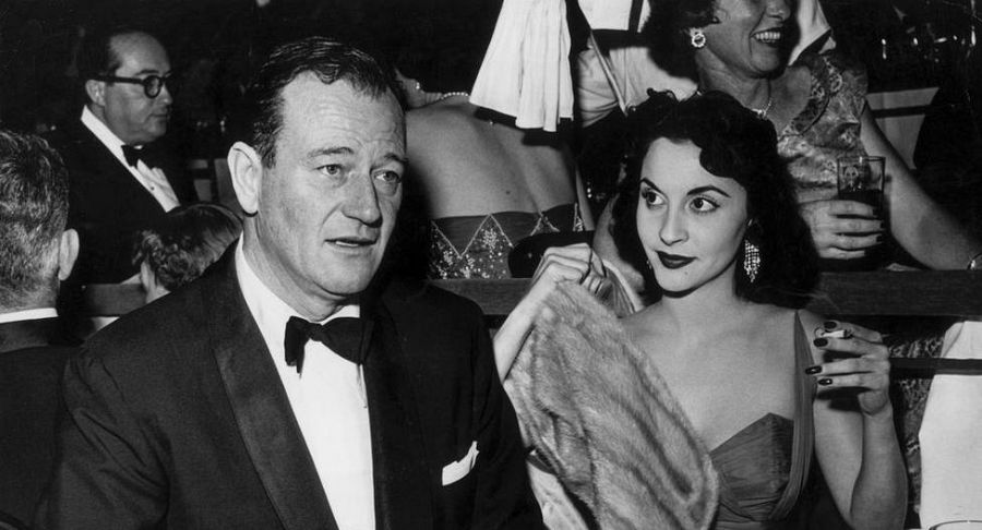 John Wayne y su mujer Pilar Pallere, con la que se casó en 1954