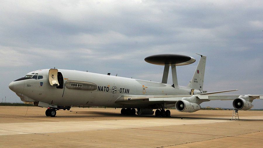 Un avión de reconocimiento Awacs de la OTAN, como los que patrullaron el espacio aéreo de Estados Unidos tras el 11-S, en la base aérea de Morón de la Frontera, en Sevilla.