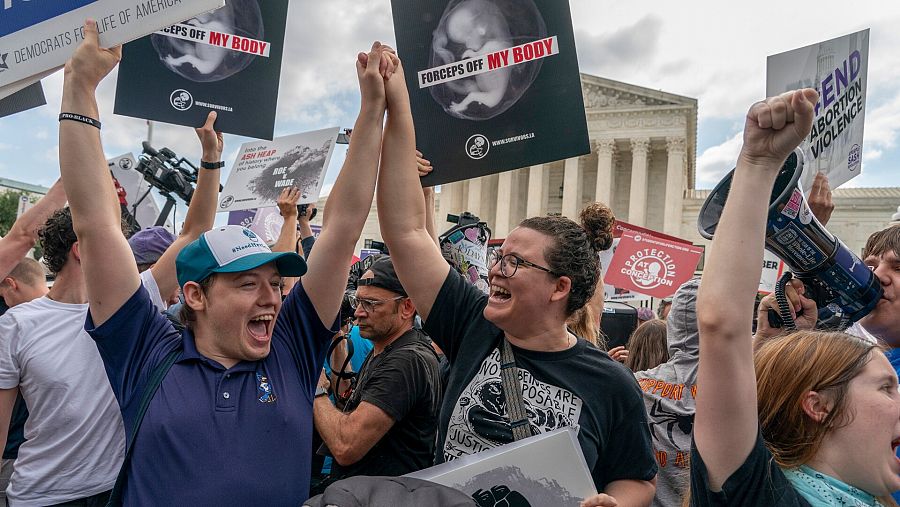 Un grupo de antiabortistas celebra la decisión del Tribunal Supremo frente a la sede de la institución en Washington