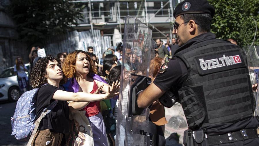 Enfrentamiento entre dos simpatizantes de la comunidad LGBT y un agente de policía durante la Marcha del Orgullo de Estambul, Turquía. 