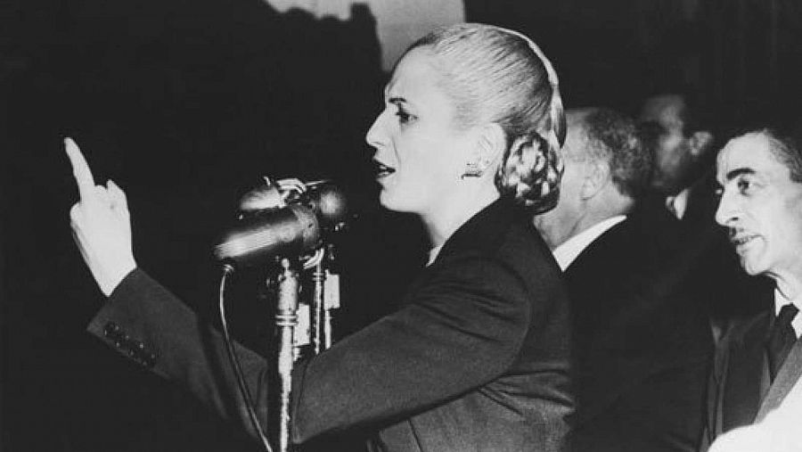 Evita Perón dirigiéndose a los argentinos