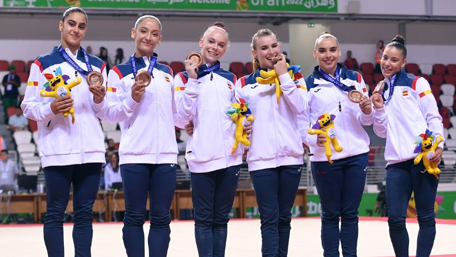 Imagen: El equipo español de gimnasia posa con el bronce