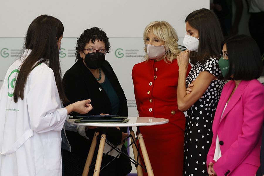 La reina Letizia y la primera dama de EE.UU. visitan la Asociación Española Contra el Cáncer