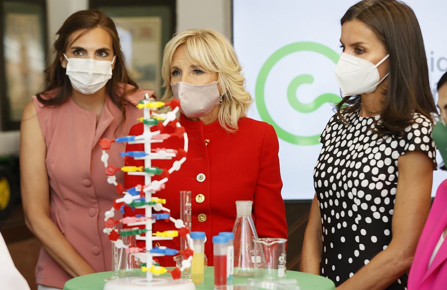 La reina Letizia visita junto a Jill Biden la Asociación Española Contra el Cáncer (AECC) de Madrid