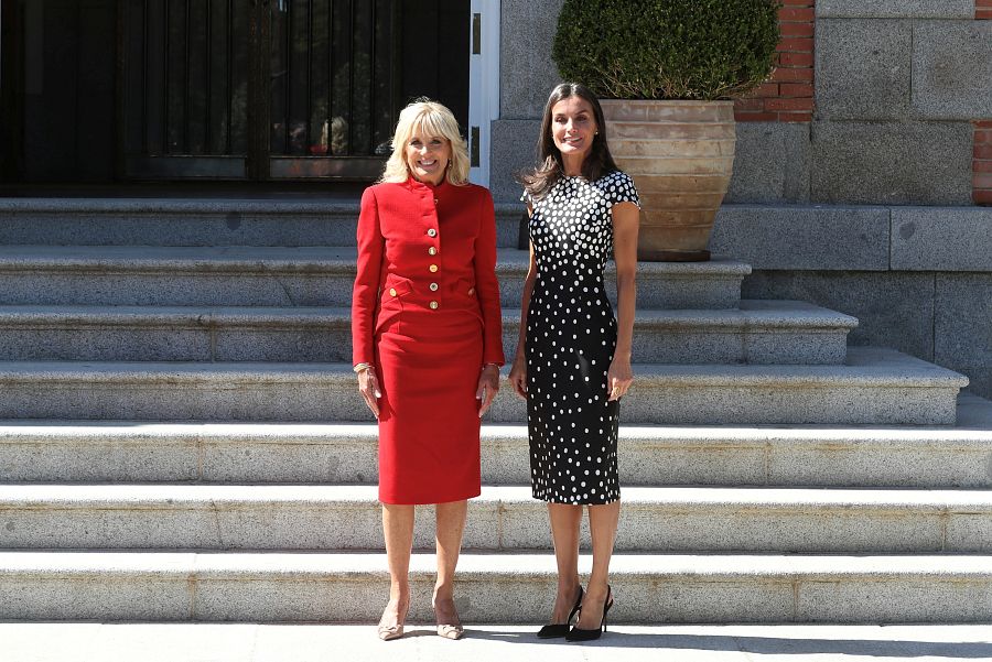 La reina Letizia y la primera dama de EE.UU., Jill Biden, posan en el Palacio Real de la Zarzuela