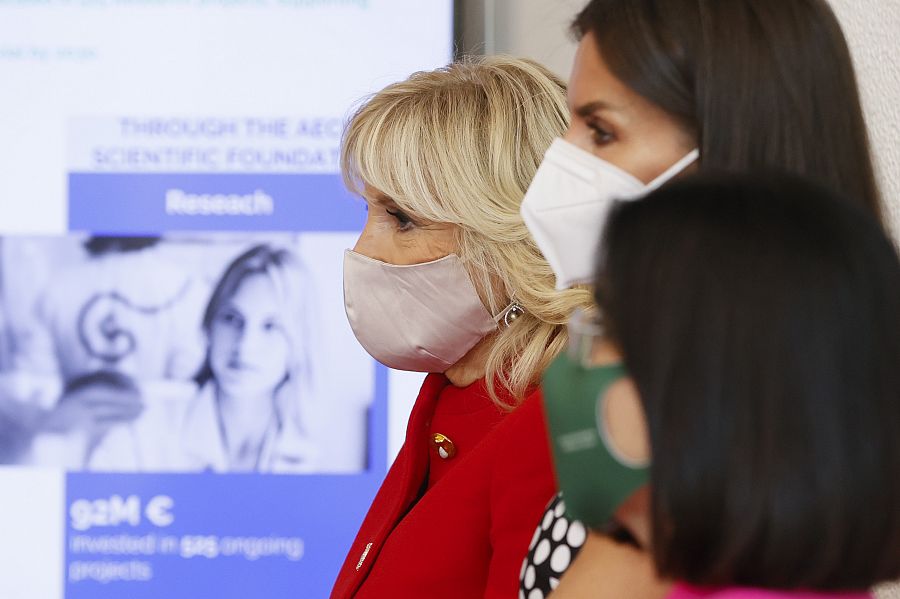 La reina Letizia visita junto a la primera dama de Estados Unidos, Jill Biden, la Asociación Española Contra el Cáncer