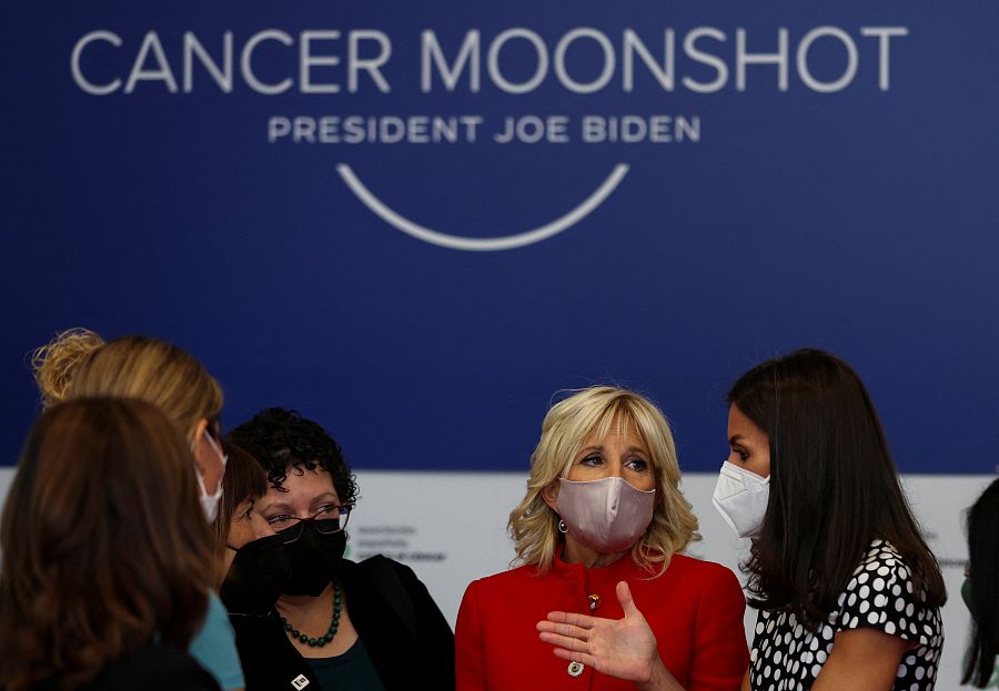 La reina Letizia visita junto a la primera dama de Estados Unidos, Jill Biden, la Asociación Española Contra el Cáncer