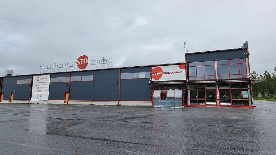 Un centro comercial en la frontera entre Rusia y Finlandia, inusualmente desierto