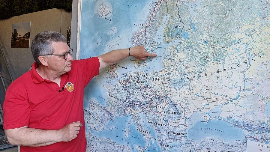 Un guardia costero retirado nos señala la posición estratégica de la isla de Gotland en un mapa del museo militar.