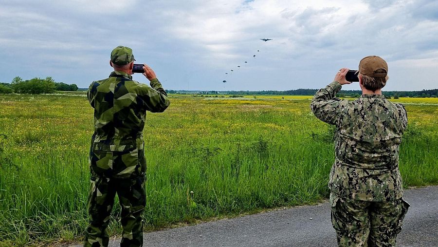 Militares toman imágenes durante unas maniobras en la isla de Gotland.