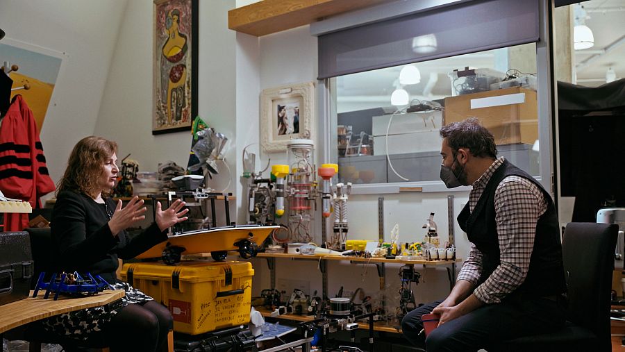 Daniela Rus y Pere Estupinyà en 'El Cazador de Cerebros'