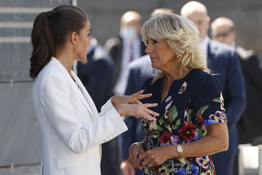 La reina Letizia conversa con la primera dama de Estados Unidos, Jill Biden (d) a su llegada a la visita realizada ese martes