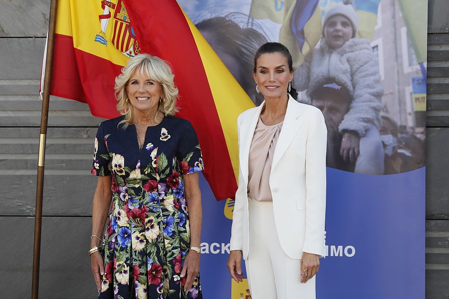 La reina Letizia y la primera dama de Estados Unidos, Jill Biden, visitan el centro de acogida de refugiados ucranianos