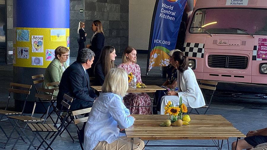 La reina Letizia y Jill Biden conversan con refugiados ucranianos en Madrid